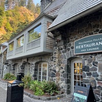 Das Foto wurde bei Multnomah Falls Lodge Restaurant von Ricky M. am 9/10/2022 aufgenommen