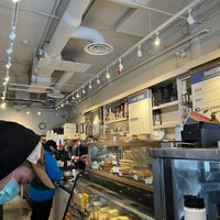 2/3/2022 tarihinde Kevin H.ziyaretçi tarafından Moguls Coffee House'de çekilen fotoğraf