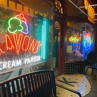 รูปภาพถ่ายที่ Klavon&amp;#39;s Ice Cream Parlor โดย Kevin H. เมื่อ 1/11/2020