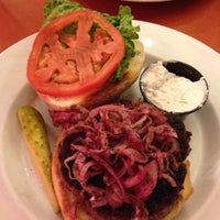 Снимок сделан в Burger Deluxe пользователем Jamie P. 12/8/2012