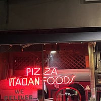 Das Foto wurde bei Victor&amp;#39;s Pizza von Sara W. am 4/11/2022 aufgenommen