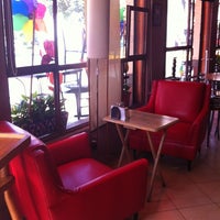 10/3/2012 tarihinde Laura j.ziyaretçi tarafından Mas que Caffe'de çekilen fotoğraf