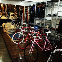 Foto tirada no(a) Spokes Bike Shop por denish c. em 4/17/2015
