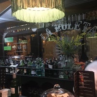 Photo prise au La Ruleta Gin Tonic Bar Madrid par Tugce Y. le4/15/2016