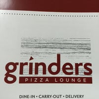 Foto scattata a Grinders Pizza Lounge da Jeremy W. il 5/21/2015