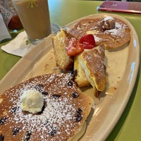 Photo taken at Snooze, an A.M. Eatery by Steff C. on 8/12/2019