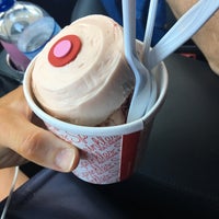 Das Foto wurde bei Sprinkles Dallas Ice Cream von Leslie am 8/25/2018 aufgenommen