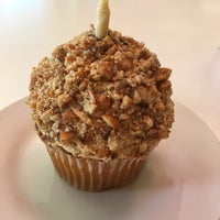 10/25/2017 tarihinde Leslieziyaretçi tarafından Jilly&amp;#39;s Cupcake Bar &amp;amp; Cafe'de çekilen fotoğraf