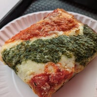 Foto tirada no(a) Krispy Pizza - Brooklyn por J L. em 10/31/2023