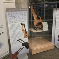 รูปภาพถ่ายที่ Museum of Making Music โดย Jon S. เมื่อ 4/19/2018