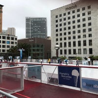 Foto tirada no(a) Union Square Ice Skating Rink por Christina H. em 1/5/2018
