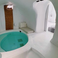 Das Foto wurde bei Sophia Luxury Suites Santorini von sulTan 🦅 am 5/25/2024 aufgenommen