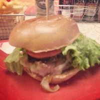 Das Foto wurde bei Bolt Burgers von Behrad Eats am 12/27/2013 aufgenommen