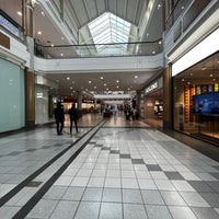 Foto tirada no(a) Mapleview Shopping Centre por Gobinath M. em 5/29/2023