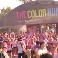 Photo taken at The Color Run Singapore by XinYun on 8/17/2013