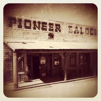 Foto tomada en Pioneer Saloon Goodsprings, Nevada  por Adam B. el 5/31/2013