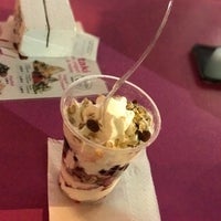 Das Foto wurde bei YAOURTAKI - Frozen Yogurt - Ice Cream - Coffee - Smoothie von Dragos M. am 8/26/2017 aufgenommen