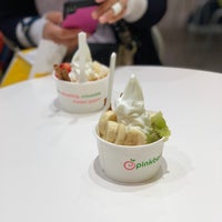 Photo taken at Pinkberry by やなだ し. on 10/1/2018