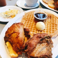Foto scattata a Home of Chicken and Waffles da Jasmine W. il 1/10/2020