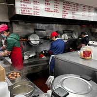 Photo taken at Zhu Ji Guo Tie (Dumpling Stall) by Caroline K. on 12/23/2022