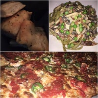 Das Foto wurde bei Antika Restaurant &amp;amp; Pizzeria von Caroline K. am 11/21/2016 aufgenommen