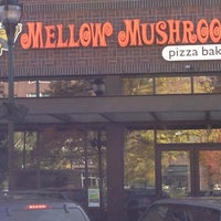Das Foto wurde bei Mellow Mushroom von Ali R. am 10/16/2012 aufgenommen