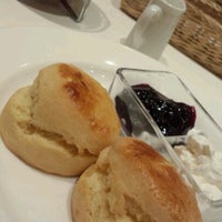 Photo taken at カフェ ラ ミル (Café La Mille) 川崎アゼリア店 by Nanae I. on 9/16/2012