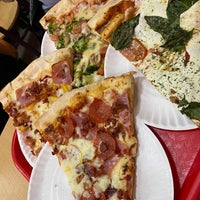 2/13/2022 tarihinde Kelly K.ziyaretçi tarafından Famous Original Ray&amp;#39;s Pizza'de çekilen fotoğraf