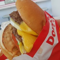 Photo taken at In-N-Out Burger by Puerco on 11/9/2019