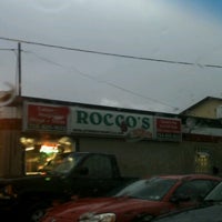รูปภาพถ่ายที่ Rocco&amp;#39;s Pizzeria โดย Robbie B. เมื่อ 10/18/2012