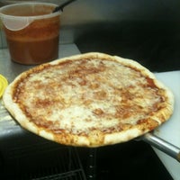 12/30/2012 tarihinde Riley M.ziyaretçi tarafından Pizza Bella'de çekilen fotoğraf