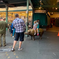 Photo taken at Rachel the Pig at Pike Place Market by Wolfie on 7/6/2019