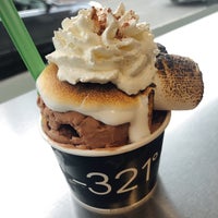 1/27/2019 tarihinde Nicholas F.ziyaretçi tarafından -321° Ice Cream Shop'de çekilen fotoğraf