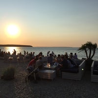 Foto tirada no(a) Navy Beach Restaurant por Nicholas F. em 9/4/2016