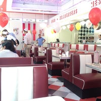 Photo taken at Johnny Rockets by Анастасия Т. on 7/19/2013