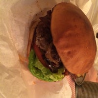 9/29/2014 tarihinde Liza T.ziyaretçi tarafından Burger Meats Bun'de çekilen fotoğraf