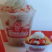 6/13/2013 tarihinde John K.ziyaretçi tarafından Freddy&#39;s Frozen Custard &amp; Steakburgers'de çekilen fotoğraf