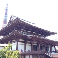 Photo taken at Zojoji Temple by 方向音痴 on 5/6/2013