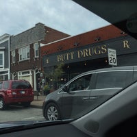 Foto tirada no(a) Butt Drugs por Matt R. em 7/1/2017