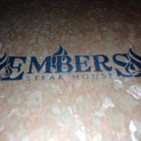 12/23/2012 tarihinde Shelly A.ziyaretçi tarafından Embers Steak House'de çekilen fotoğraf