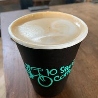 12/13/2020 tarihinde Tiffany H.ziyaretçi tarafından 10-Speed Coffee Calabasas'de çekilen fotoğraf