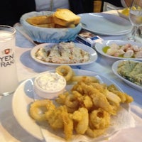 Das Foto wurde bei Mavra Restaurant von Faruk B. am 10/13/2012 aufgenommen