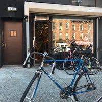 Das Foto wurde bei Bicycle Habitat von Georgiana M. am 4/9/2017 aufgenommen