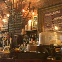 Foto tirada no(a) Outpost Café and Bar por Georgiana M. em 5/18/2017