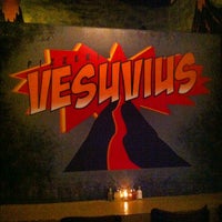 รูปภาพถ่ายที่ Pizzeria Vesuvius โดย Amelia T. เมื่อ 10/3/2012