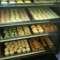 Photo taken at Sun Maxim&amp;#39;s Bakery by Kenneth L. on 11/23/2012