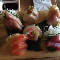 Foto tomada en Boathouse Sushi  por Kathy T. el 6/26/2014