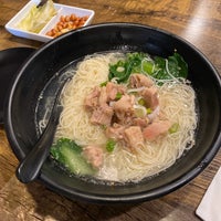 Foto tomada en 二两小面-200 Gram Noodles  por Vincent S. el 11/30/2019