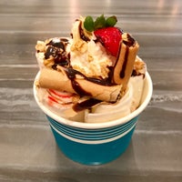 5/25/2017 tarihinde Dave W.ziyaretçi tarafından IcyCode Ice Cream Rolls'de çekilen fotoğraf