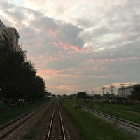 Photo taken at สถานีรถไฟพระจอมเกล้า by Vt V. on 1/25/2016